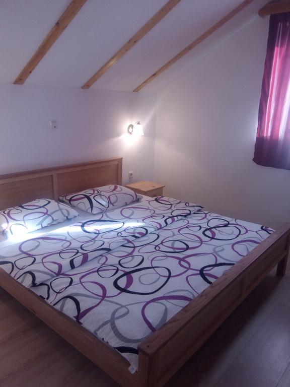 Guesthouse Matija Irinovac Buitenkant foto