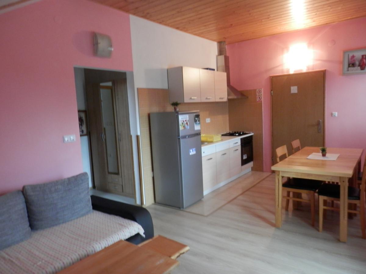 Guesthouse Matija Irinovac Buitenkant foto