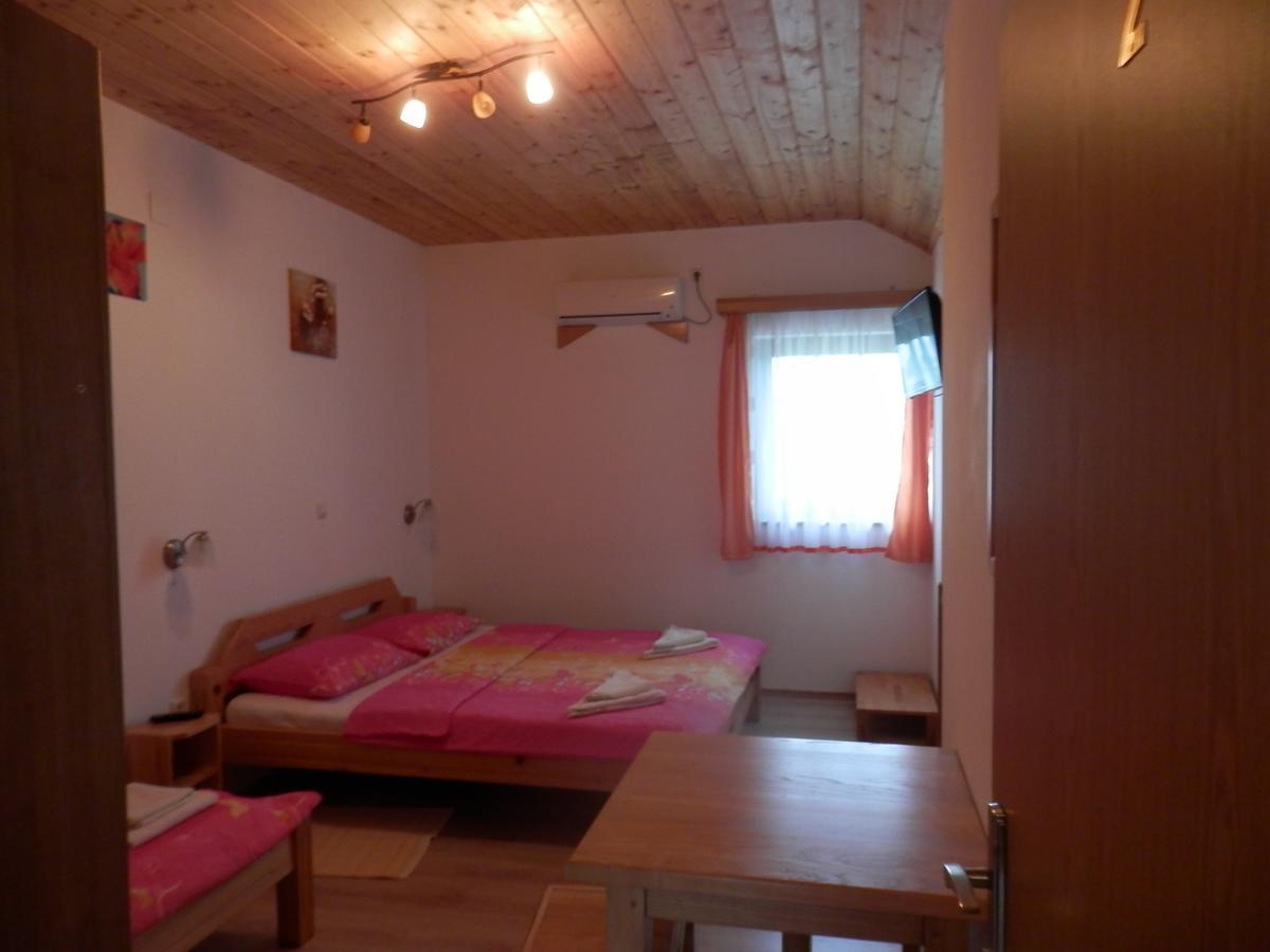 Guesthouse Matija Irinovac Buitenkant foto